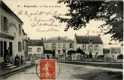 Ecquevilly - La place de la Maire -14730