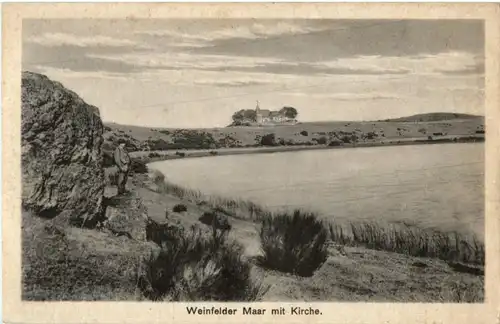 Weidenfelder Maar mit kirche -89198