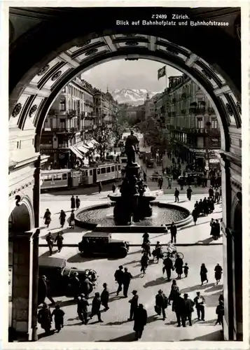 Zürich - Bahnhofsplatz mit Tram -204092