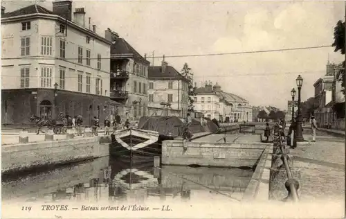 Troyes - Bateau sortant de l Ecluse -87322