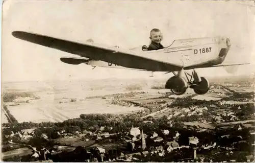 Kind in Flugzeug -88426