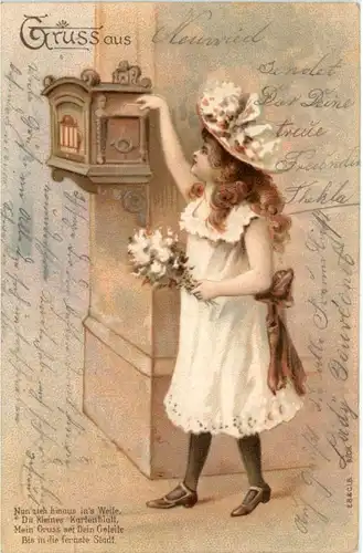 Frau mit Briefkasten -211620