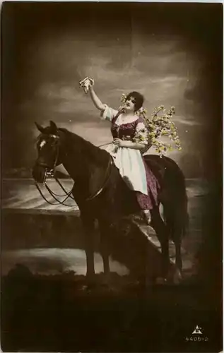 Frau auf Pferd -214310