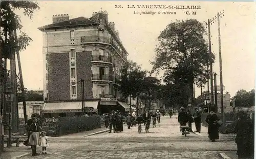 La Varenne - St. Hilaire - La passage a niveau -16656