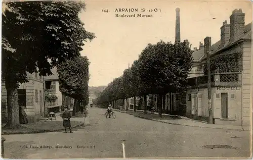 Arpajon - Boulevard Morand -16880