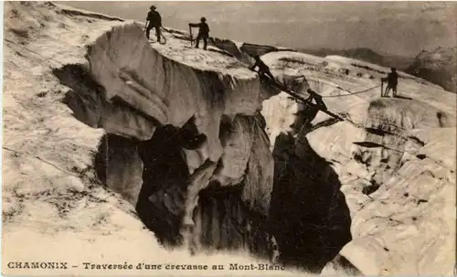 Chamonix - Traversee d une crevasse au Mont Blanc -87188