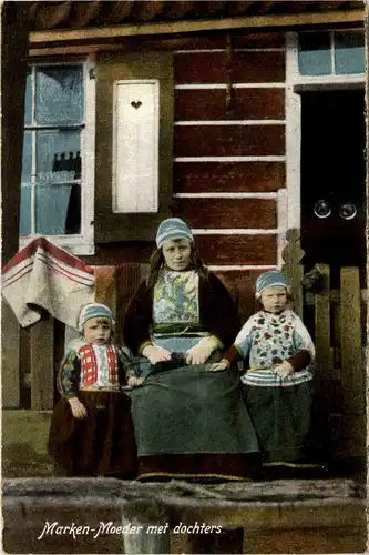Marken - Moeder met dochters -256012