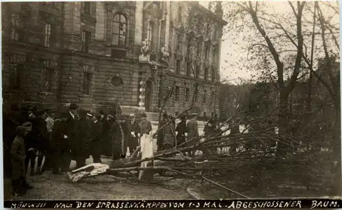 München - Strassenkämpfe 1-3 Mai 1919 - Abgeschossener Baum -250012