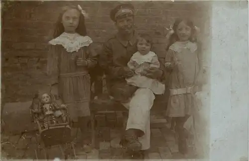 Kinder mit Puppe -250266