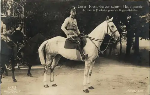 Unser Kronprinz vor seinem Hauptquartier -250094