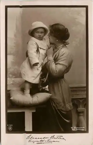 Prinzessin August Wilhelm mit Sohn -252458