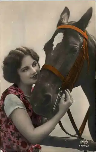 Frau mit Pferd -214278