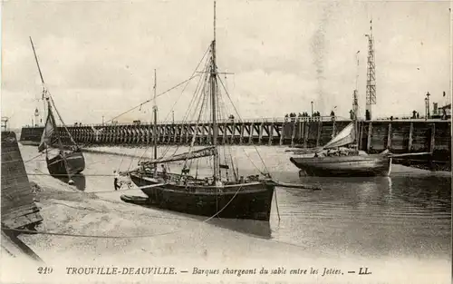 Trouville - Deauville - Barques chargeant -19244
