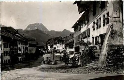 Gruyeres - la rue et le Moleson -268700