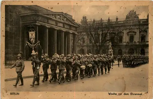 Berlin - Wache vor dem Ehrenmal -270930