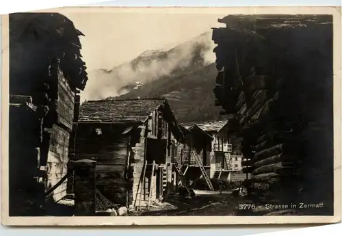 Strasse in Zermatt -276684