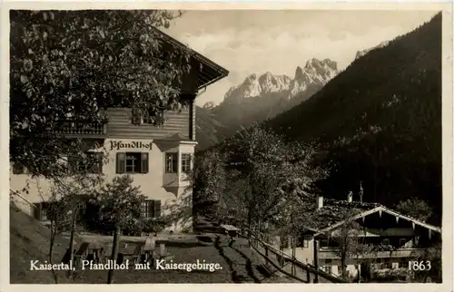 Kufstein und rundherum/Tirol - Kaisertal, Pfandlhof mit Kaisergebirge -312186