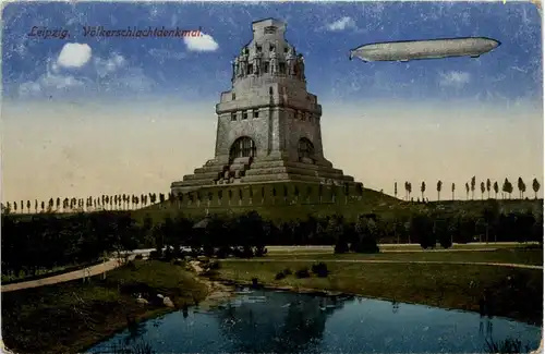 Zeppelin über Völkerschlachtdenkmal Leipzig -235362