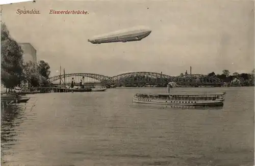 Zeppelin über Berlin Spandau -235400