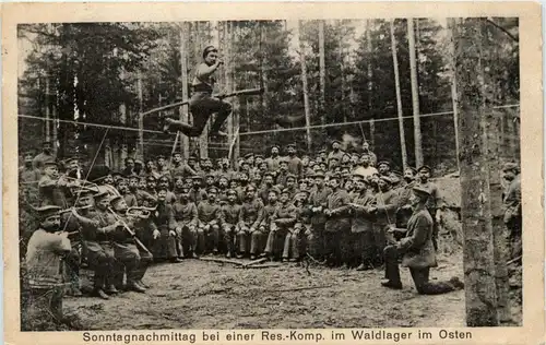 Sonntagnachmittag im Waldlager -235716