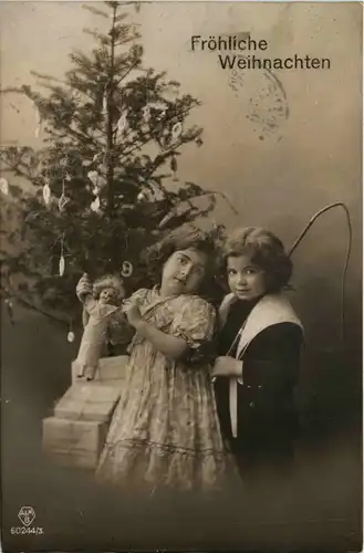 Kind mit Puppe -237638