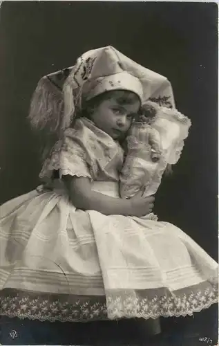 Kind mit Puppe -237626