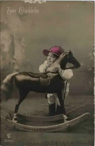 Kind mit Schaukelpferd -237496