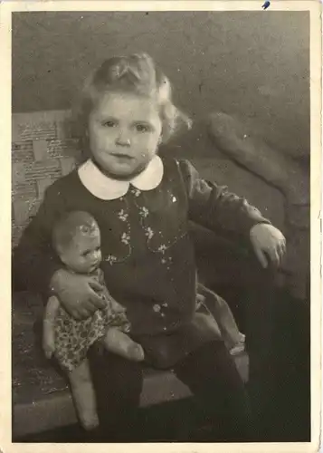 Kind mit Puppe - Doll -250276