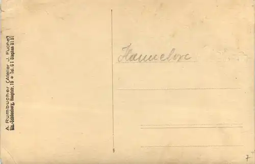 Kind mit Puppe -280328