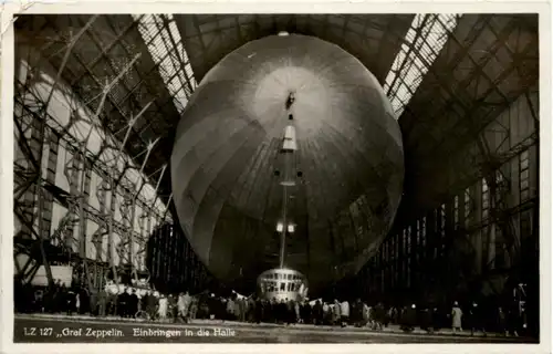 Graf Zeppelin - Einbringen in die Halle -222602