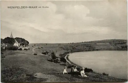 Wenifelder Maar mit Kirche -225774