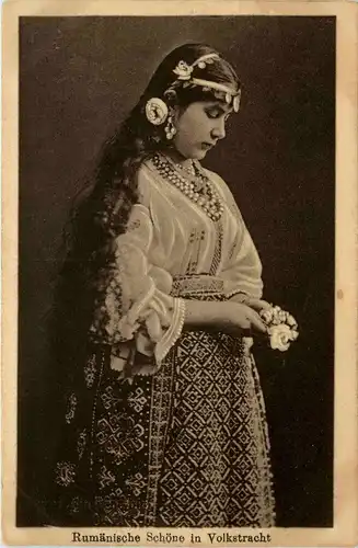 Rumänische Schöne in Volkstracht -227744
