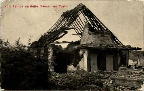 Vom Feinde zerstörte Häuser vor Ypern -228944