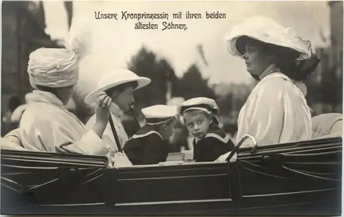 Kronprinzessin Cecilie mit Söhnen -230744