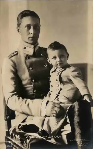 Kronprinz Friedrich Wilhelm mit Söhnchen -230718