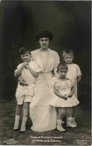 Kronprinzessin Cecilie mit Söhnen -230760