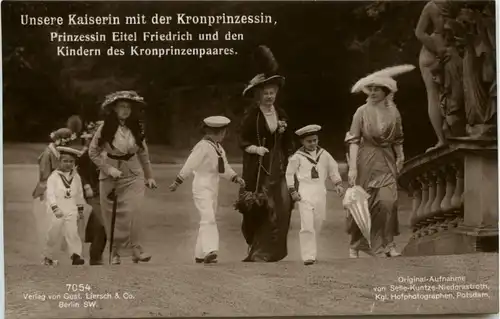 Kaiserin mit Kronprinzessin -230840