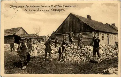 Forträumen der Trümmer in einem Städtchen Ostpreussens -231356