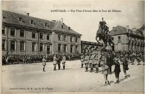 Luneville - Une prise de Armes dans la Cour du Chateau -281786