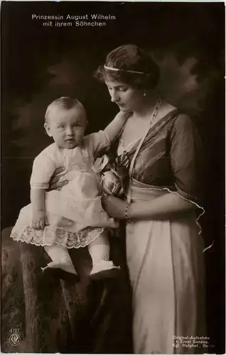 Prinzessin Auguste Wilhelm mit ihrem Sohn -233492