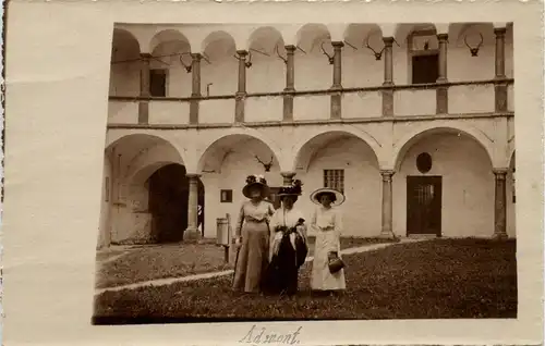 Admont und Gesäuse/Steiermark - Foto 3 Frauen vor dem Haus -318514