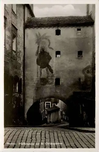 Passau/Bayern - Passau, Pfaffengasse mit St. Christophorus -319554
