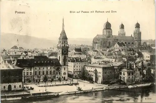 Passau/Bayern - Passau, Blick mit Rathaus und Dom -319636
