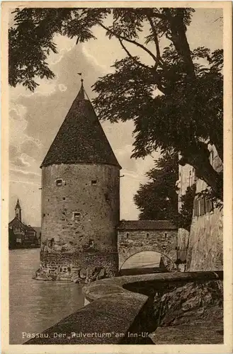 Passau/Bayern - Passau, Der Pulverturm am Inn-Ufer -319754