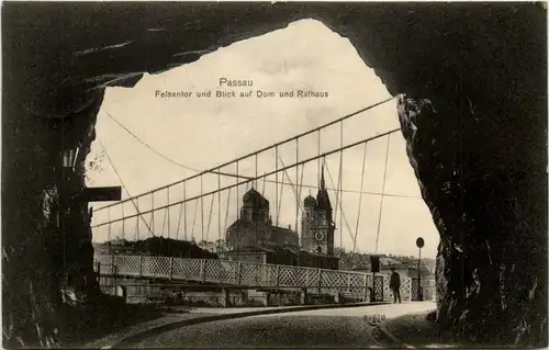 Passau/Bayern - Passau - Felsentor und Blick auf Dom und Rathaus -320864