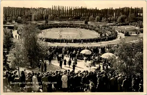 Berlin-Charlottenburg - Sommerblumen am Funkturm 1942 -320420