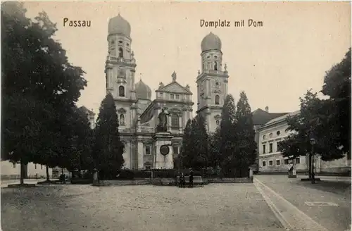 Passau/Bayern - Passau, Domplatz mit Dom -320964