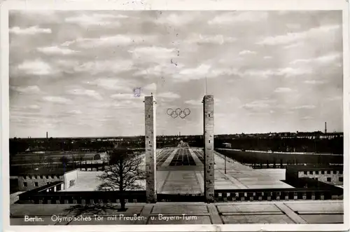Berlin, Olympisches Tor mit Preussen- und Bayern-Turm -320088