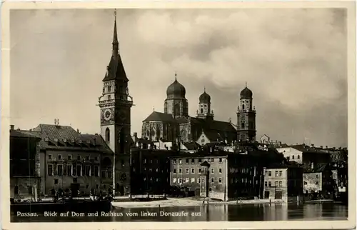 Passau/Bayern - Passau, Blick auf Dom und Rathaus vom linken Donauufer aus -319700