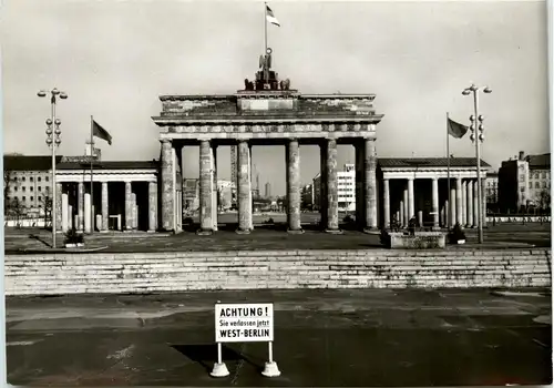 Sperrmauer am Brandenburger Tor -284716